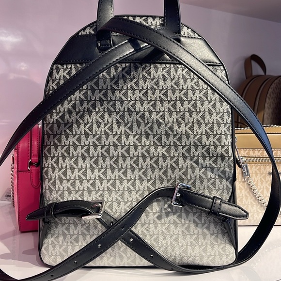 Michael Kors Jaycee Medium Ombré Signature Logo Backpack
Black 
NWT - Picture 11 of 14